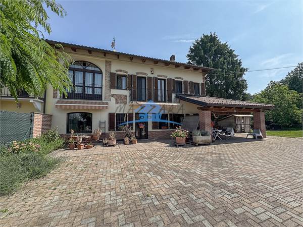 ARIGNANO CASALE INDIPENDENTE CON TERRENO E PISCINA