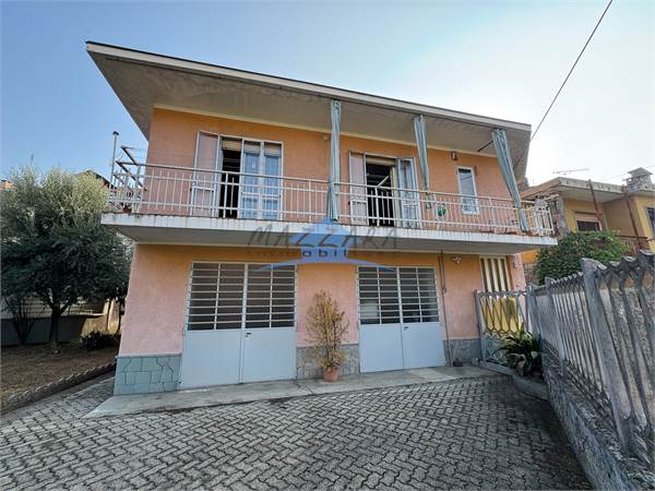 CASA SINGOLA DI 260 MQ.